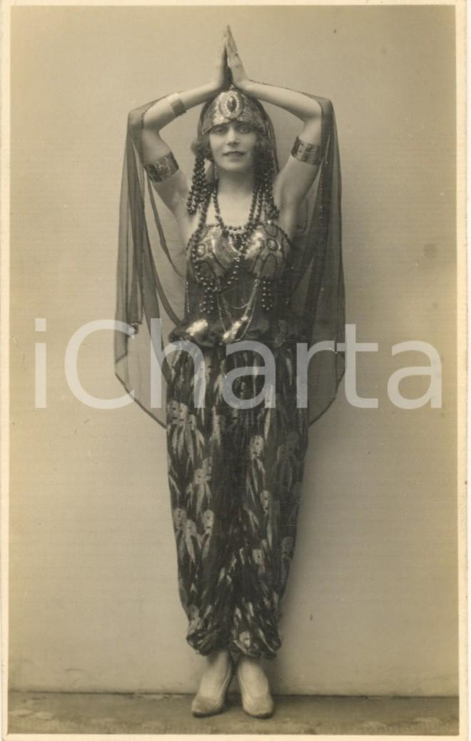 Fotografia d epoca originale 1915 ca MILANO TEATRO Danzatrice in costume orientale Foto BADODI 9x14 cm 1
