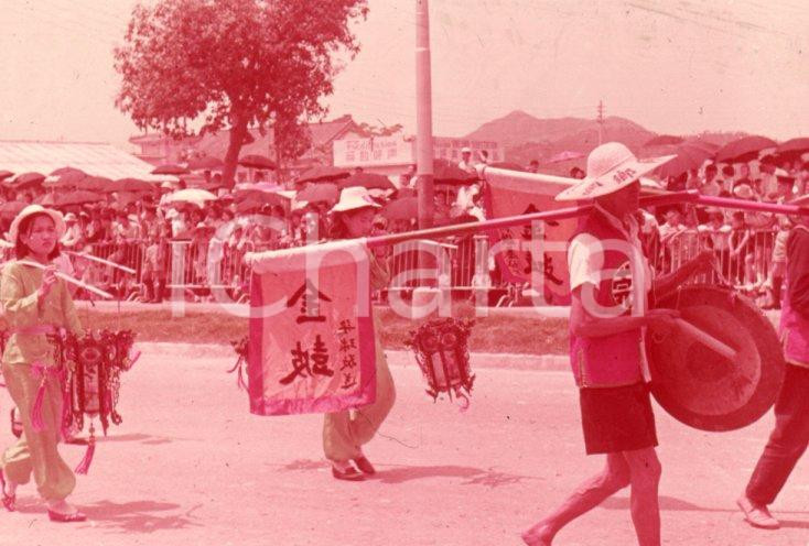 Fotografia d epoca originale 1970ca HONG KONG Image of Banners and Lanterns 35 mm VINTAGE SLIDE 1