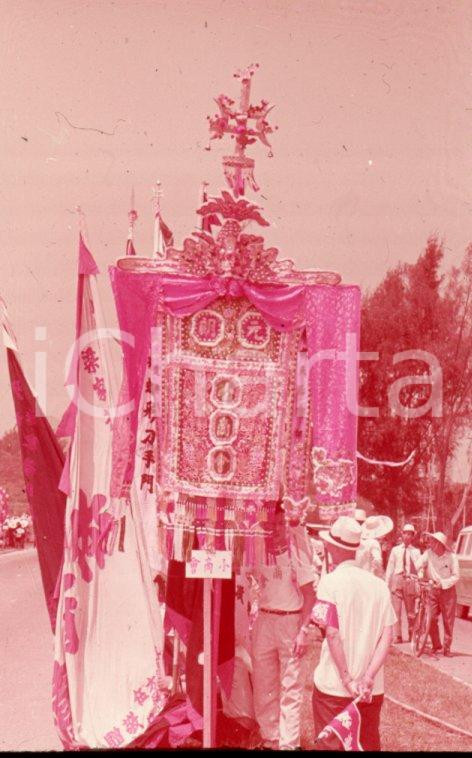 Fotografia d epoca originale 1970ca HONG KONG Image of God Worshipping Procession 35 mm VINTAGE SLIDE 1