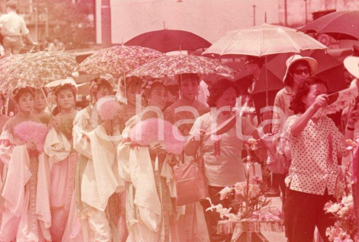 Fotografia d epoca originale 1970ca HONG KONG Image of flower girls  35 mm VINTAGE SLIDE 1