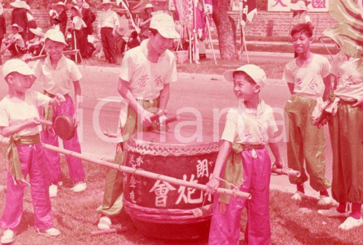 Fotografia d epoca originale 1970ca HONG KONG Image of God Worshipping Procession  35 mm VINTAGE SLIDE 2 1