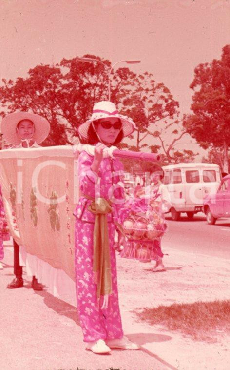 Fotografia d epoca originale 1970ca HONG KONG Image of the small flowers girls  35 mm VINTAGE SLIDE 1