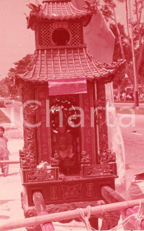 Fotografia d epoca originale 1970ca HONG KONG Buddha in the sedan chair 35 mm VINTAGE SLIDE 1