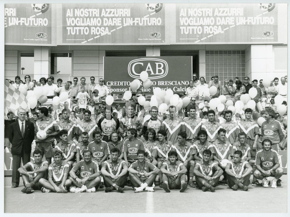 Fotografia d epoca originale 19921993 BRESCIA CALCIO Adelio MORO Luigi CORIONI con i calciatori  Foto 1