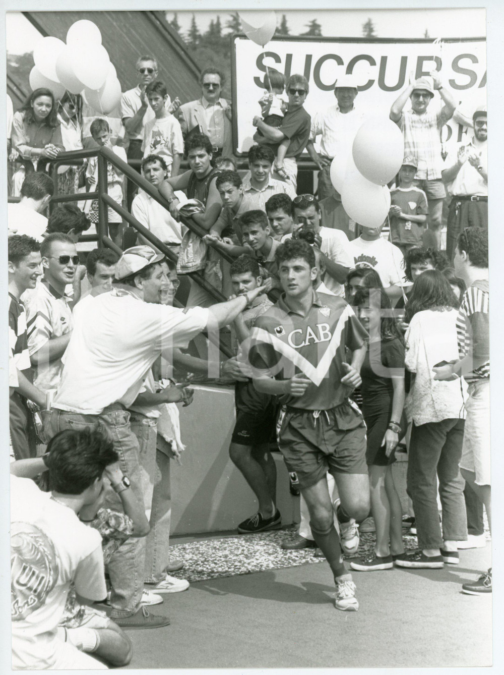 Fotografia d epoca originale 19921993 BRESCIA CALCIO Salvatore GIUNTA presentato ai tifosi  Foto 18x24 cm 1