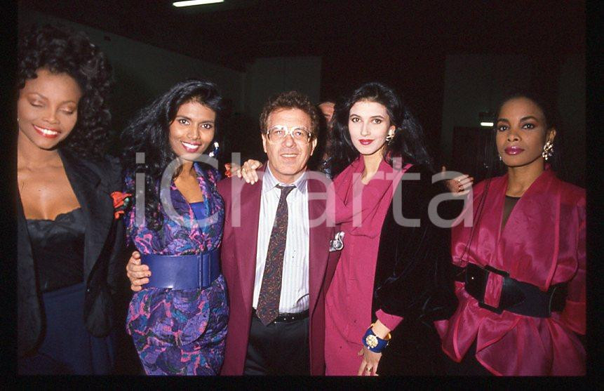 Fotografia d epoca originale 1985 ca ITALIA  MUSICA Peppino DI CAPRI con coriste 35mm vintage slide 1 1