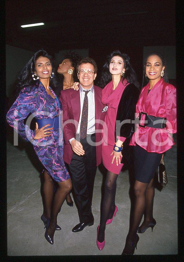 Fotografia d epoca originale 1985 ca ITALIA  MUSICA Peppino DI CAPRI con coriste 35mm vintage slide 1