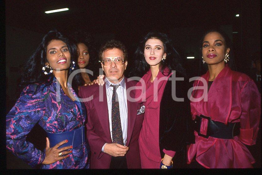 Fotografia d epoca originale 1985 ca ITALIA  MUSICA Peppino DI CAPRI con coriste 35mm vintage slide 2 1