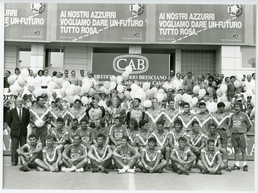 Fotografia d epoca originale 19921993 BRESCIA CALCIO Adelio MORO Luigi CORIONI con i calciatori  Foto 1 1
