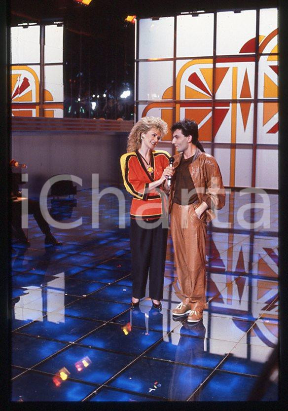 Fotografia d epoca originale 1986 IL BELLO DELLA DIRETTA Pino MANGO Loretta GOGGI  35mm vintage slide 1