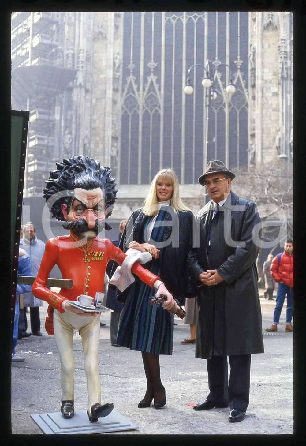 Fotografia d epoca originale 1990 ca MILANO DUOMO  Hans MAYR e Ulla WEIGERSTORFER 35mm VINTAGE SLIDE 1
