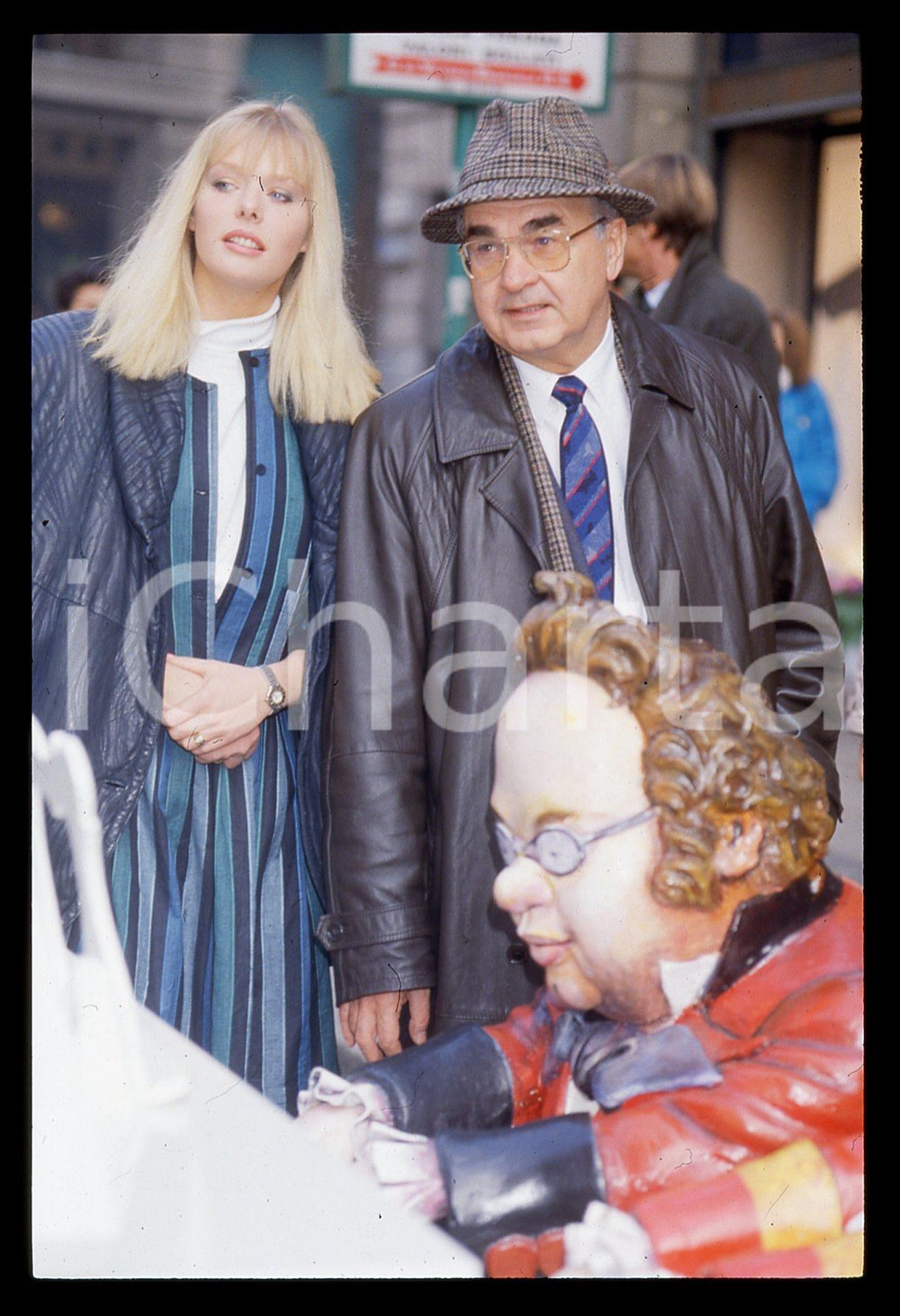 Fotografia d epoca originale 1990 ca MILANO  Hans MAYR e Ulla WEIGERSTORFER 35mm VINTAGE SLIDE 2 1