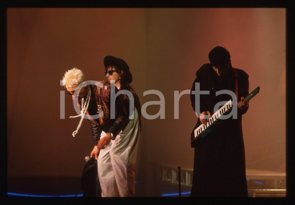 Fotografia d epoca originale 1987 BARI  BOOM BOOM ROOM cantano ad AZZURRO 1987 35mm VINTAGE SLIDE 2 1