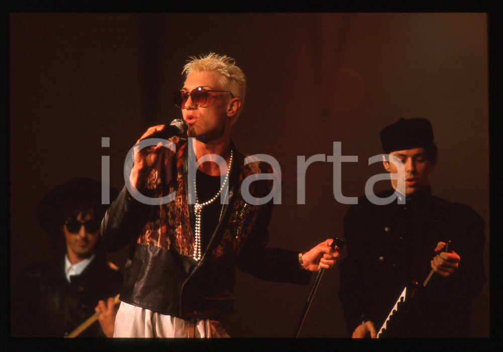 Fotografia d epoca originale 1987 BARI  BOOM BOOM ROOM cantano ad AZZURRO 1987 35mm VINTAGE SLIDE 1