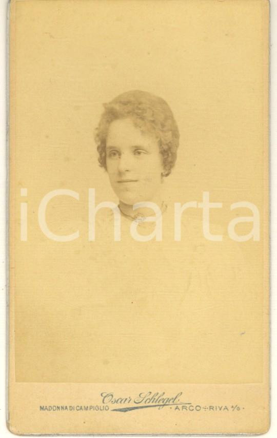Fotografia d epoca originale 1880 ca RIVA DEL GARDA Ritratto giovane donna in bianco Foto Oscar SCHLEGEL CDV 1