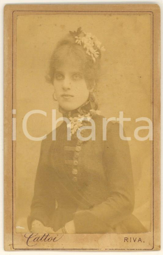 Fotografia d epoca originale 1900 ca RIVA DEL GARDA Giovane donna con fiori tra i capelli Foto CATTOI CDV 1