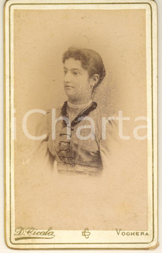 Fotografia d epoca originale 1880 ca VOGHERA Ritratto di giovane donna  Busto Foto Davide CICALA CDV 1