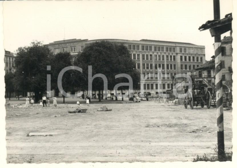 Fotografia d epoca originale 1957 MILANO Piazza Vetra e Istituto Carlo Cattaneo  Lavori Foto ANIMATA 10x7 1
