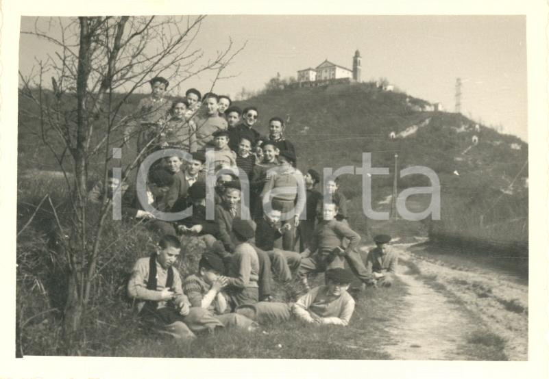 Fotografia d epoca originale 1950 ca STAZZANO AL Scolaresca  Santuario Monte Spineto Foto vintage 10x7 cm 1