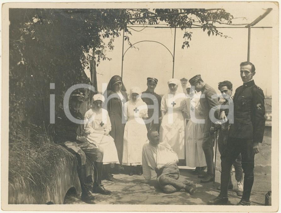 Fotografia d epoca originale Giugno 1917 WW1 MILANO Ospedale LONGONE  Crocerossine e feriti Foto 11x8 cm 1