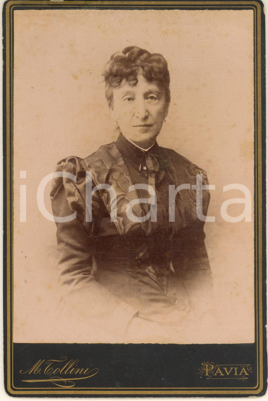 Fotografia d epoca originale 1880 ca PAVIA Ritratto di donna in abito di raso nero Foto Mario TOLLINI 11x16 1