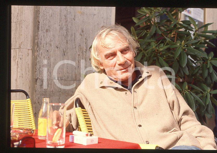 Fotografia d epoca originale 1990 ca MILANO Gian Maria VOLONTÉ Terrazza Martini 35mm VINTAGE SLIDE 26 1