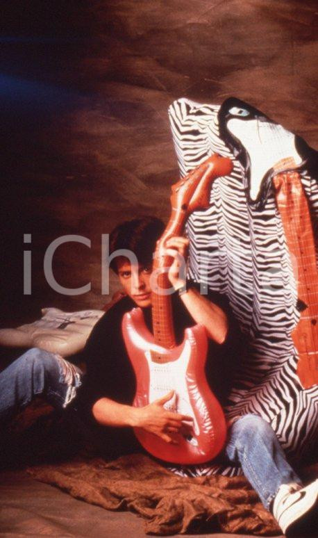 Fotografia d epoca originale 1985 ca CINEMA Michael J. FOX with inflatable guitar 35mm VINTAGE SLIDE 1 1
