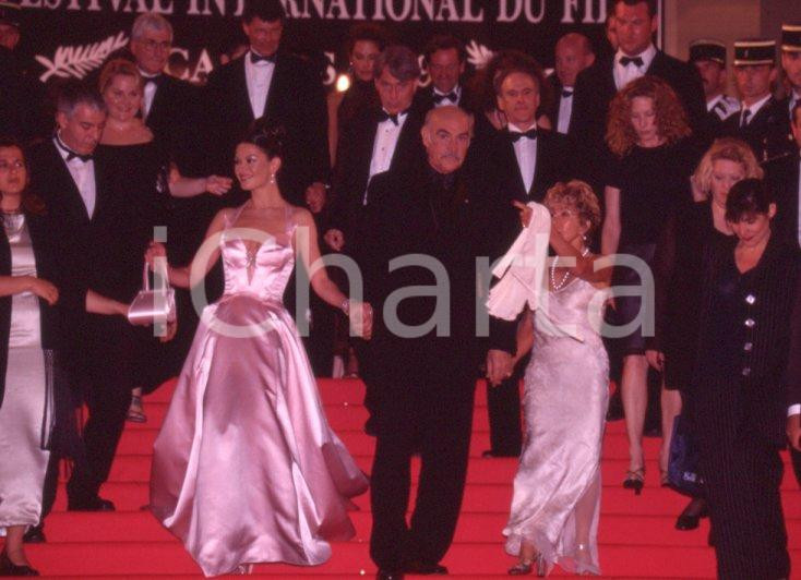 Fotografia d epoca originale 1999 CANNES Sean CONNERY Micheline ROQUEBRUNE Catherine ZETAJONES 35mm SLIDE 4 1