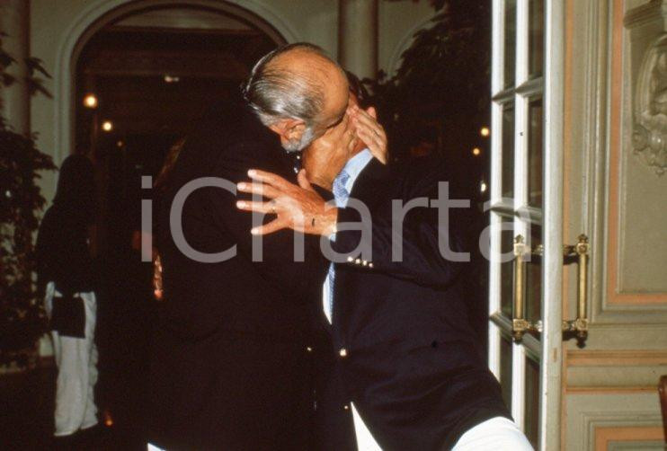 Fotografia d epoca originale 1991 MONACO Sean CONNERY bacia Roger MOORE 35mm VINTAGE SLIDE 5 1