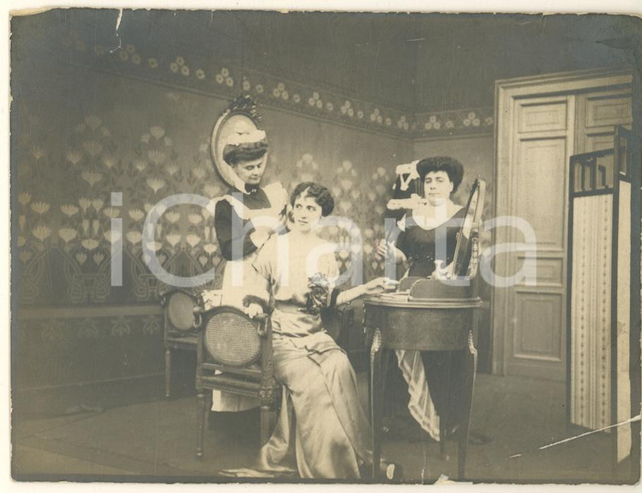 Fotografia d epoca originale 1900 ca COSTUME Toeletta di una nobildonna con la cameriera  Foto VINTAGE 12x9 1