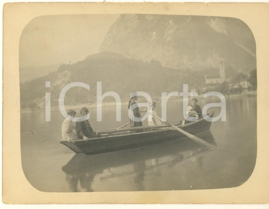 Fotografia d epoca originale 1921 FERIOLO/ BAVENO Donne in barca sul Lago Maggiore  Fotografia 12x9 cm 1
