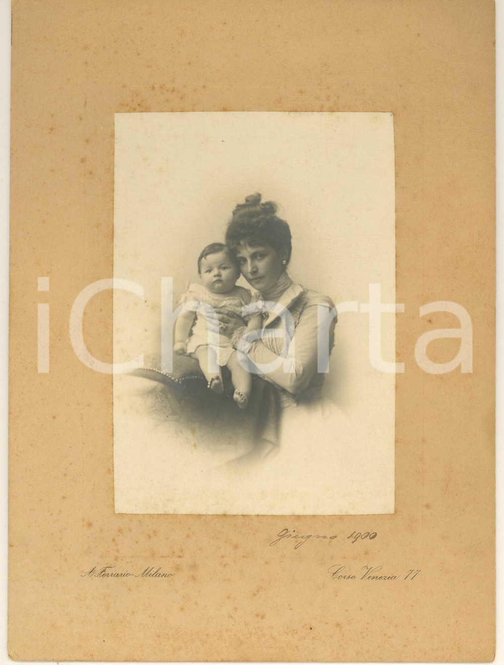Fotografia d epoca originale Giugno 1900 MILANO Donna con il figlio in braccio Foto Achille FERRARIO 17x23 1