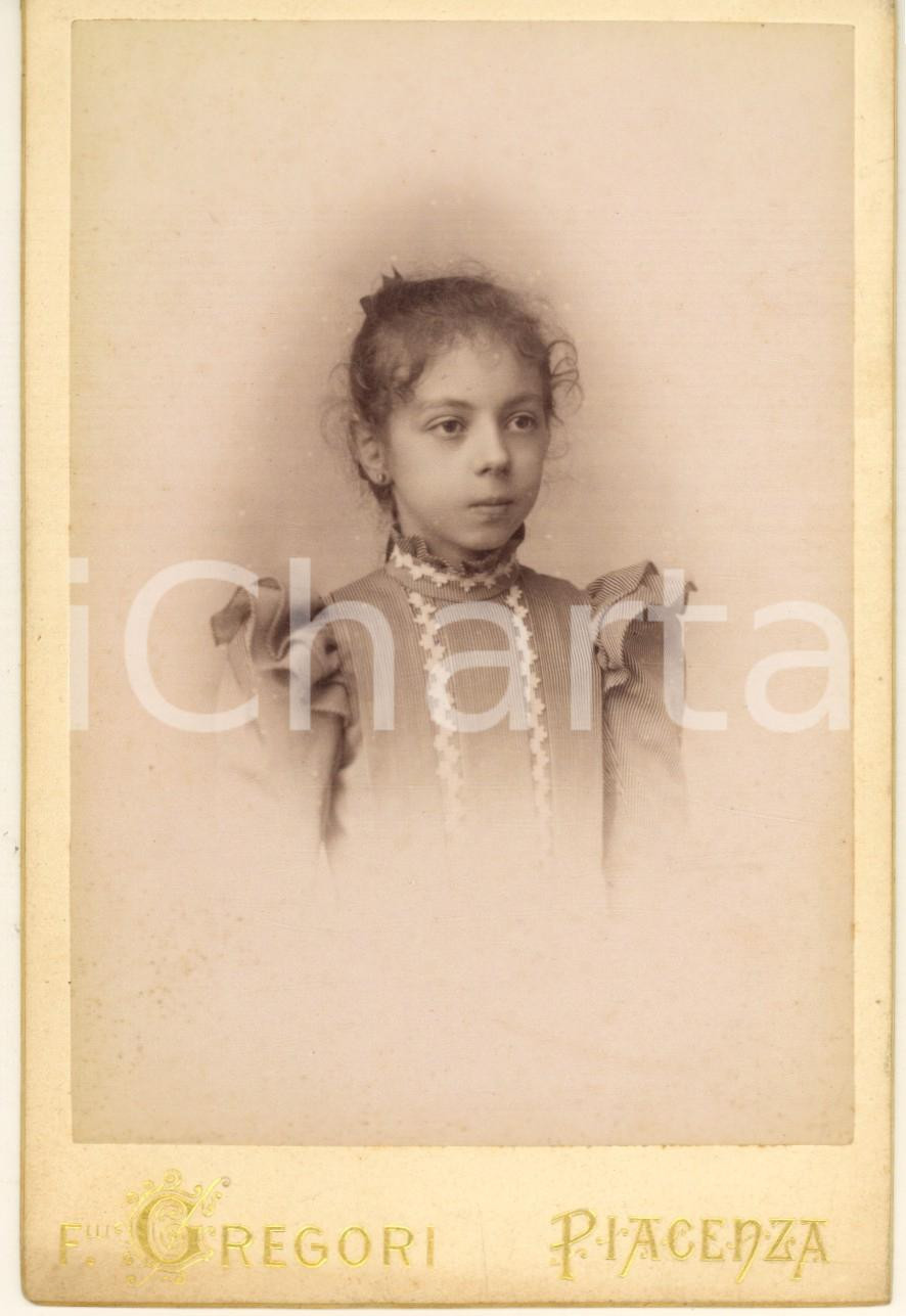 Fotografia d epoca originale 1900 ca PIACENZA Bambina in abito a righe  Ritratto  Foto Fratelli GREGORI 1