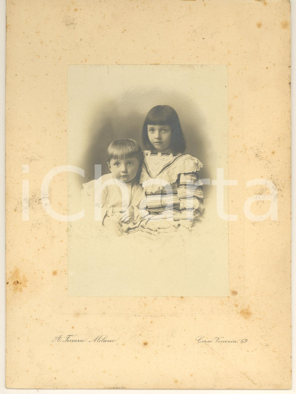 Fotografia d epoca originale 1900 ca MILANO Ritratto di due fratelli bambini Foto Achille FERRARIO 17x23 1