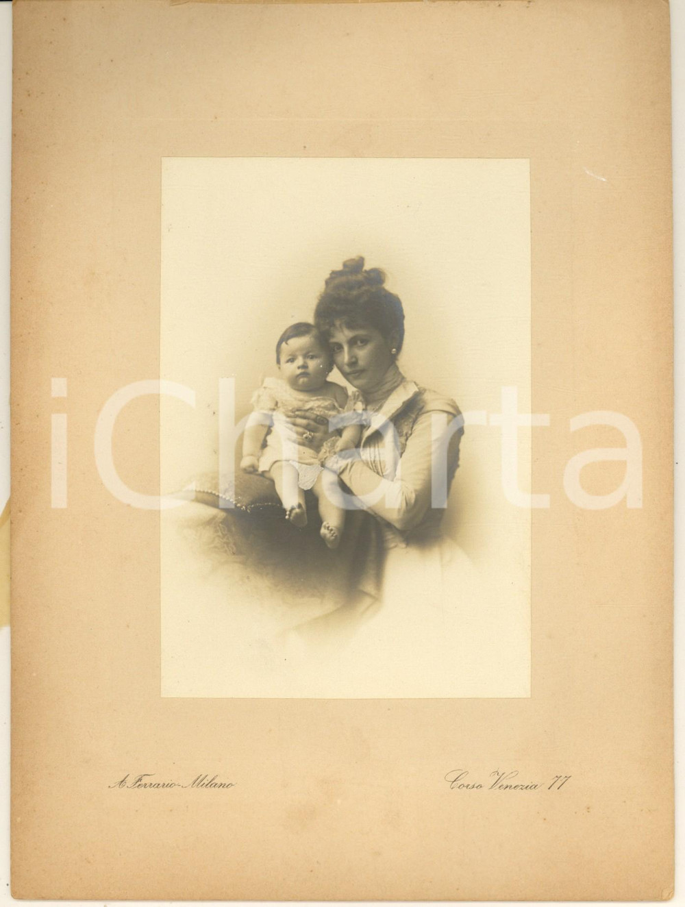 Fotografia d epoca originale Giugno 1900 MILANO Donna con il figlio in braccio Foto Achille FERRARIO 17x23 1