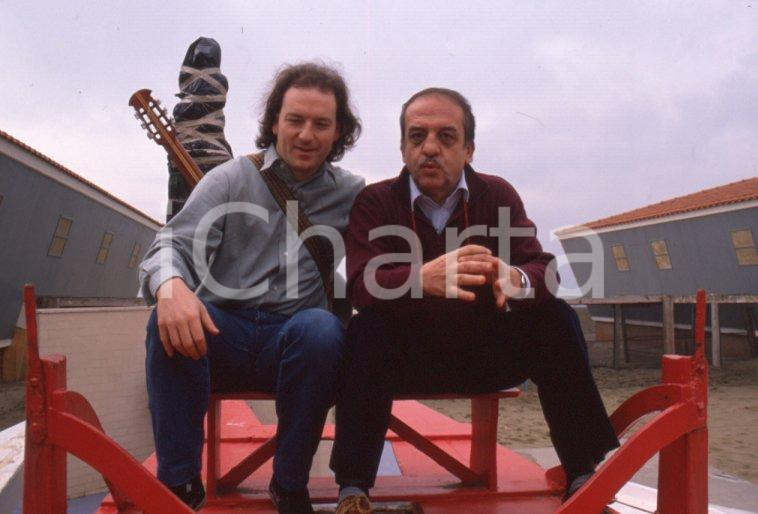 Fotografia d epoca originale 1990ca CABARET Nanni SVAMPA Flavio OREGLIO su un pattino 35mm VINTAGE SLIDE 1 1