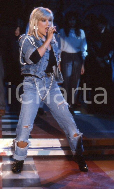 Fotografia d epoca originale 1988 MUSICA Samantha FOX ospite di 1,2,3 JOVANOTTI  35mm VINTAGE SLIDE 18 1