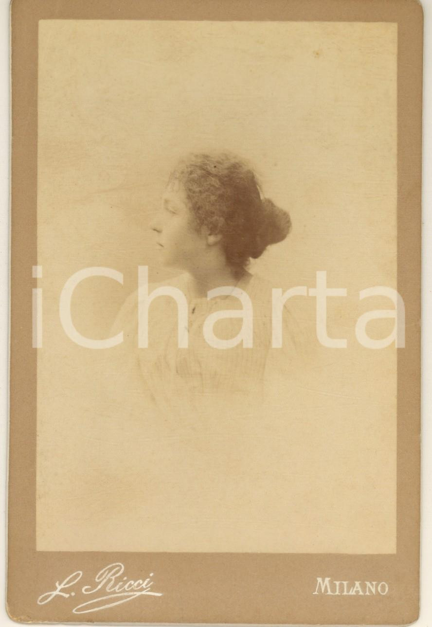 Fotografia d epoca originale 1892 MILANO Ritratto di donna in abito bianco  Busto Foto Leone RICCI 11x16 1