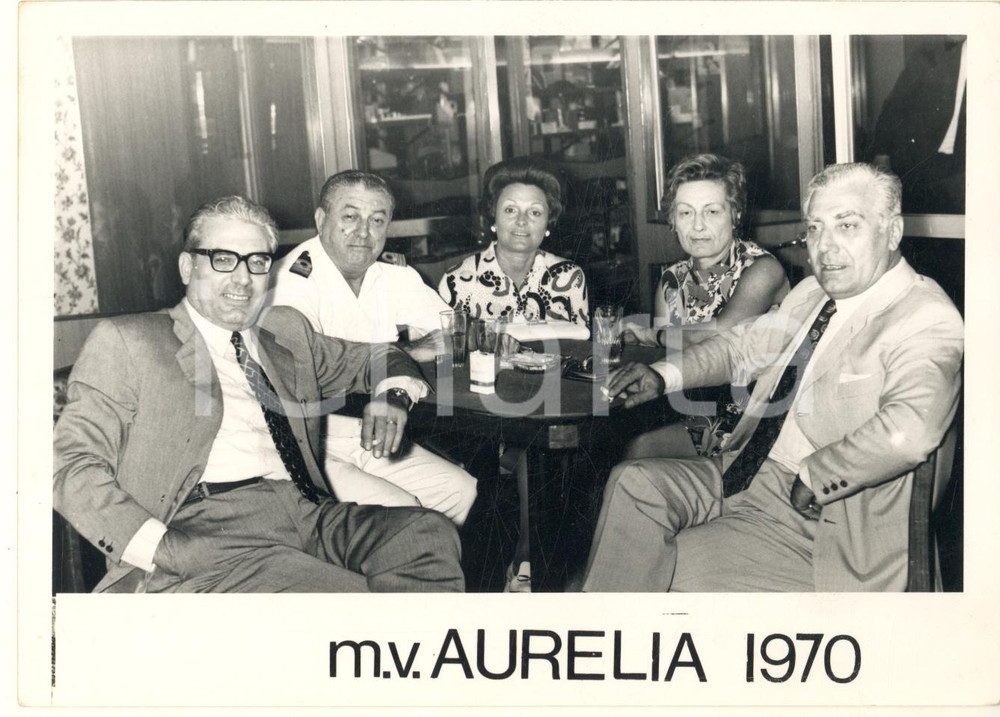 Fotografia d epoca originale 1970 Nave M.V. AURELIA  Comandante a un tavolo passeggeri Foto VINTAGE 17x12 1