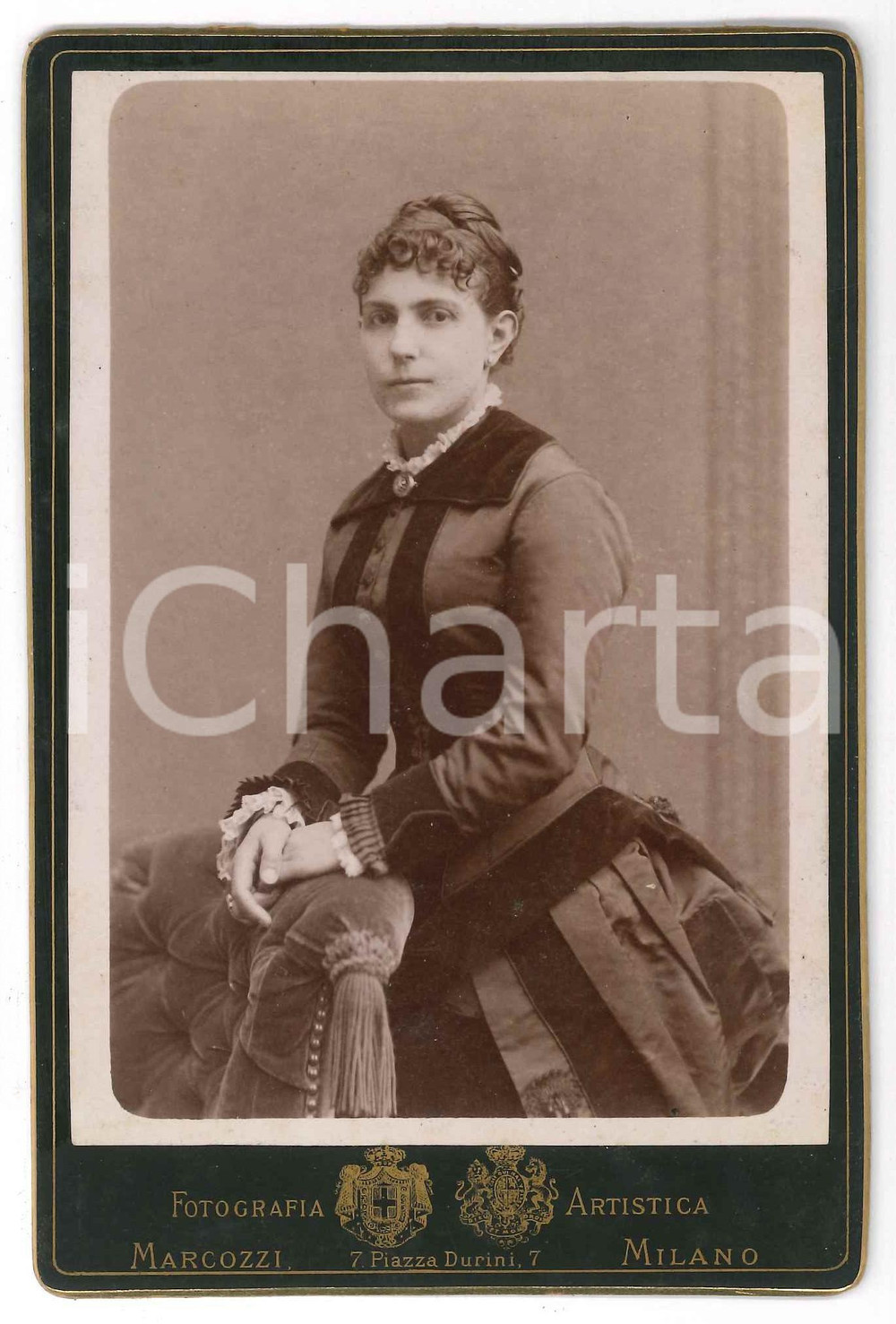Fotografia d epoca originale 1880 ca MILANO Donna in abito in velluto  Foto MARCOZZI 11x16 cm 1