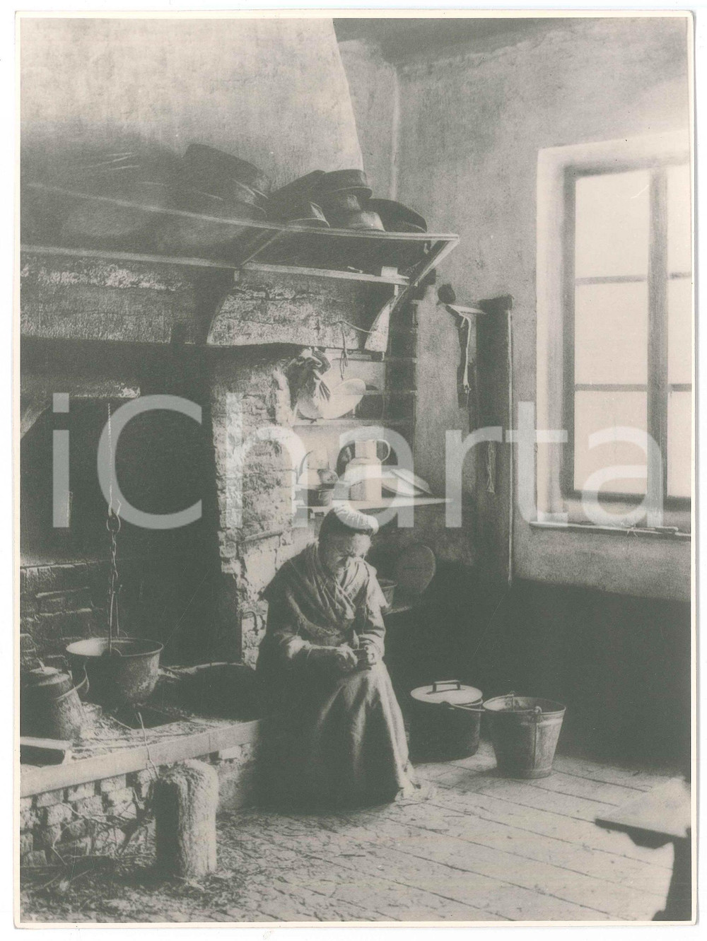 Fotografia d epoca originale 1950 ca LUMMEN BELGIUM Photo Emile JAMINÉE Old woman near the fireplace 1