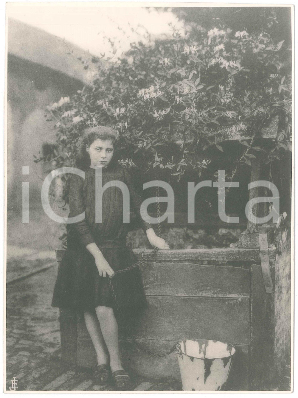 Fotografia d epoca originale 1950 ca LUMMEN BELGIUM Photo Emile JAMINÉE Girl at the well  17x23  cm 1