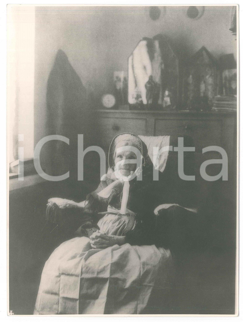 Fotografia d epoca originale 1950 ca LUMMEN BELGIUM Photo Emile JAMINÉE Old lady sitting in an armchair 1