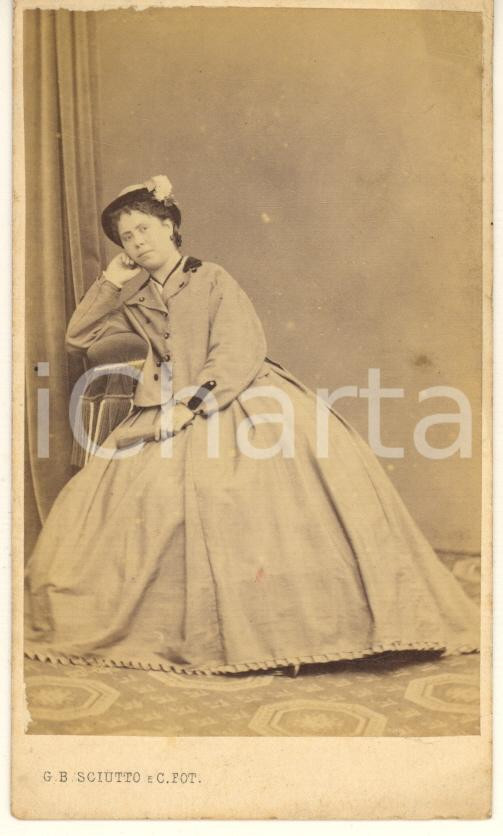 Fotografia d epoca originale 1865 GENOVA Giovane donna con ventaglio Foto G. B. SCIUTTO CDV 1