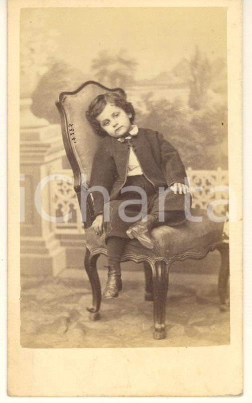 Fotografia d epoca originale 1900 ca MILANO Bambino su poltroncina  Foto Emilio MAZA  CDV 1