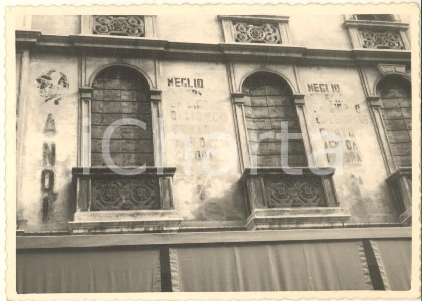 Fotografia d epoca originale 1950 ca PADOVA Rimozione di motti fascisti dalle facciate storiche Foto 10x7cm 1