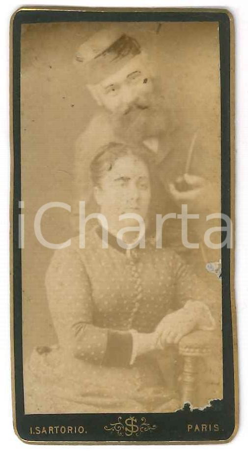 Fotografia d epoca originale 1880 ca PARIS Uomo con la pipa  Ritratto con la moglie  Foto P. SARTORIO 7,5x4 1