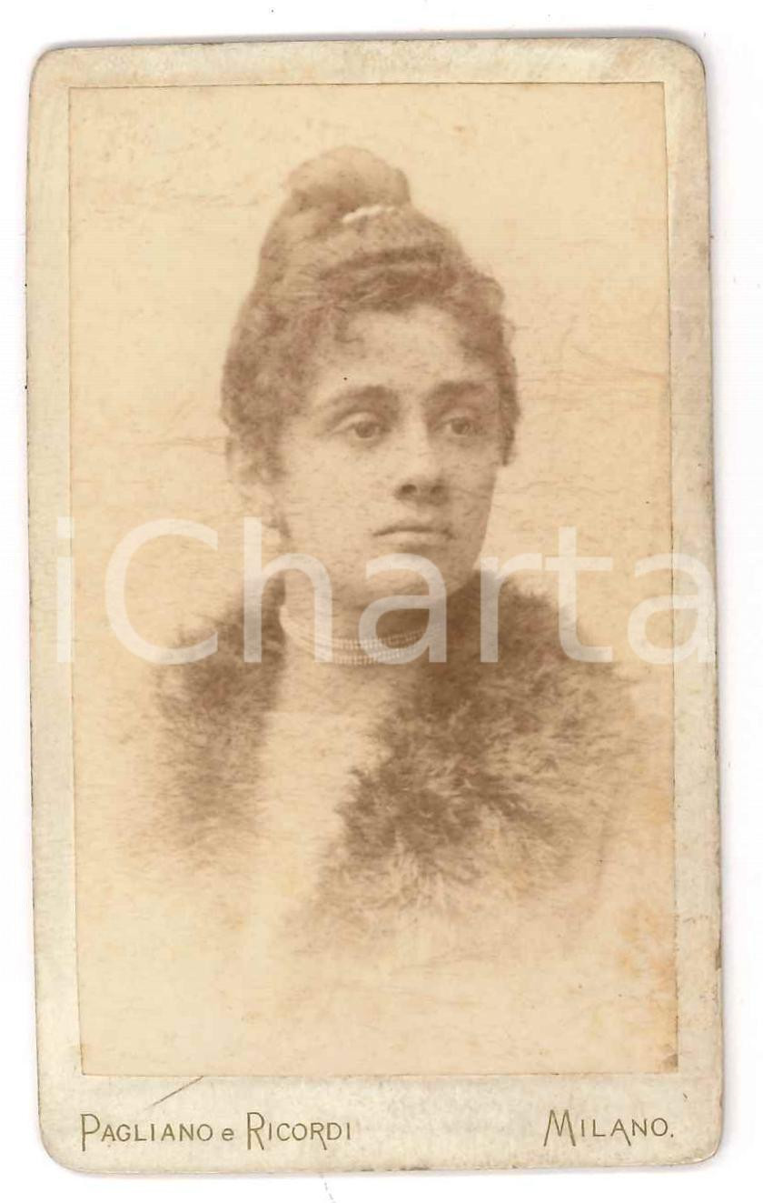 Fotografia d epoca originale 1880 ca MILANO Giovane donna con collo in pelliccia Foto PAGLIANO e RICORDI 1