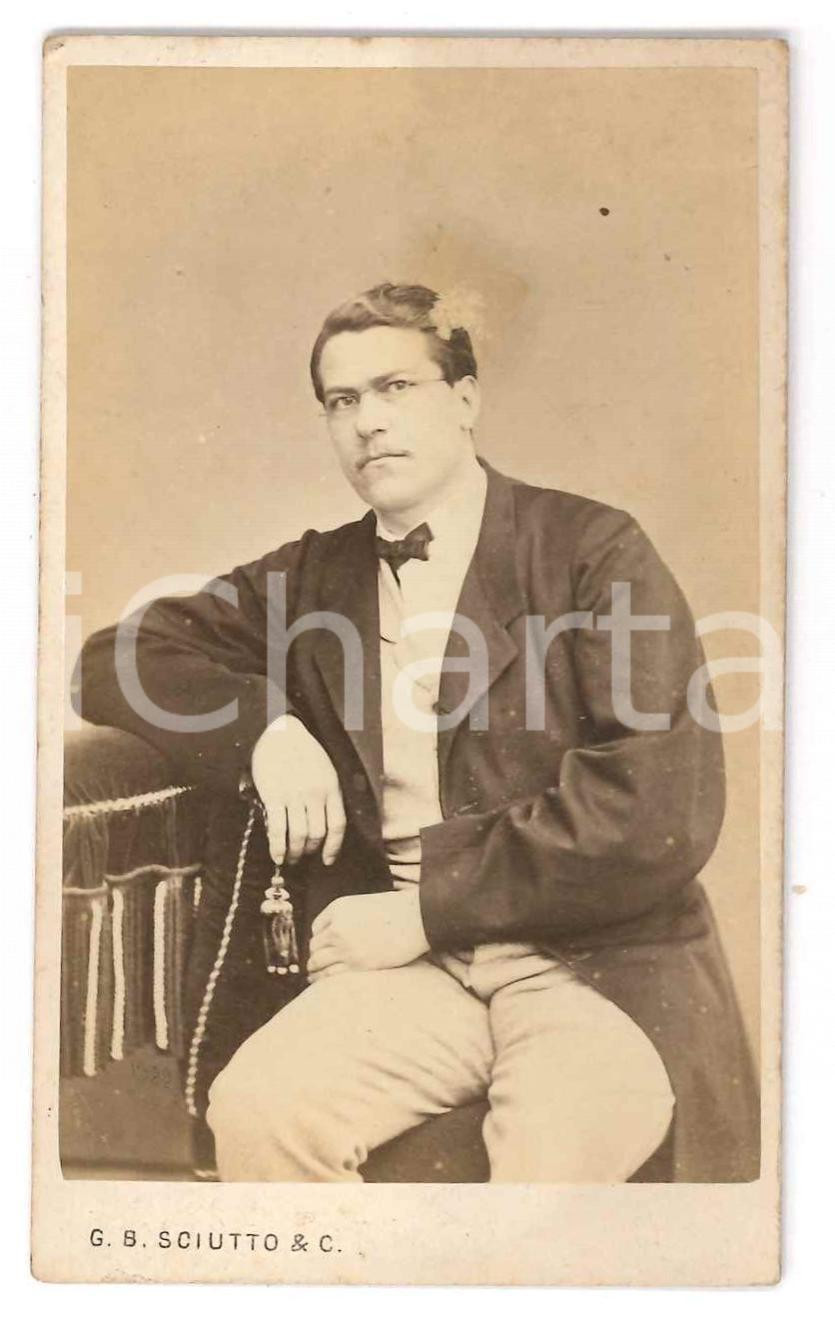 Fotografia d epoca originale 1870 ca GENOVA Giovane uomo con gli occhiali  Ritratto Foto SCIUTTO CDV 1