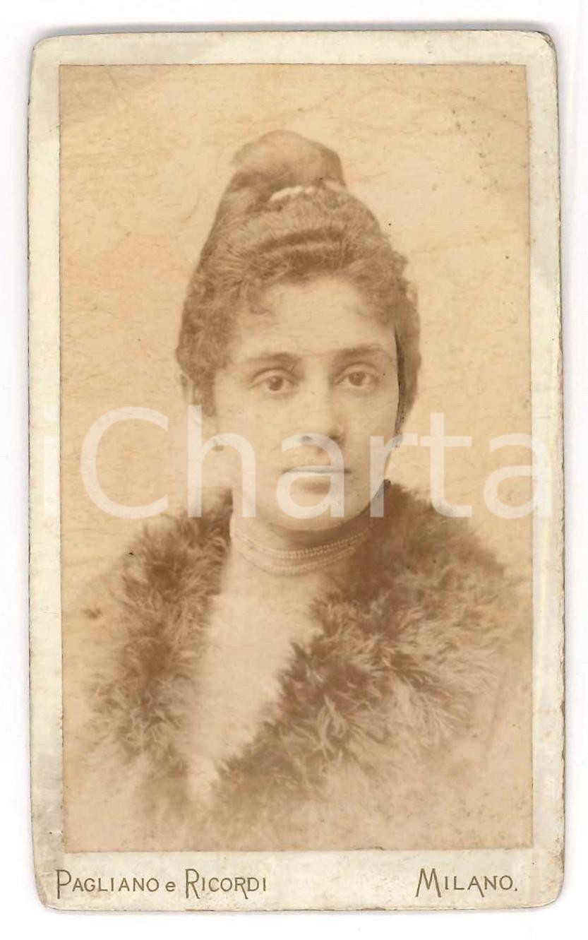 Fotografia d epoca originale 1880 ca MILANO Giovane donna con collo in pelliccia Foto PAGLIANO e RICORDI 1
